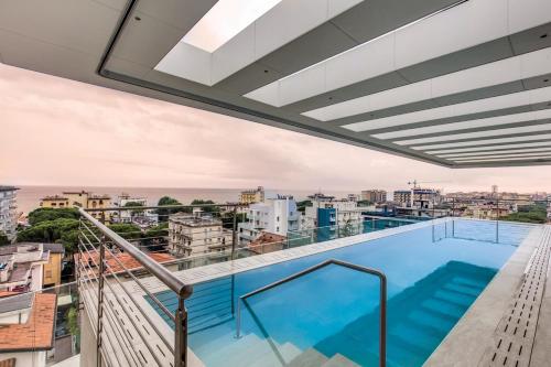 Imagen de la piscina del Aparthotel Sunrise Palace, Lido Di Jesolo. Foto 20