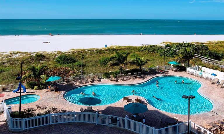 Imagen de la piscina del Aparthotel Sunset Vistas Two Bedroom Beachfront Suites. Foto 16