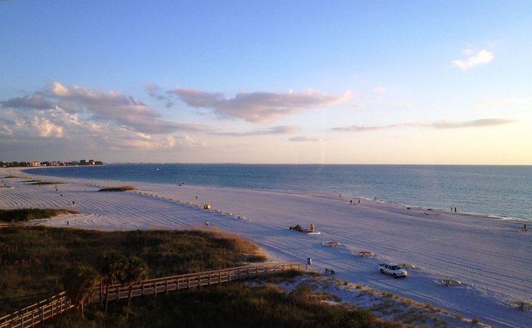 Imagen de los exteriores del Aparthotel Sunset Vistas Two Bedroom Beachfront Suites. Foto 10