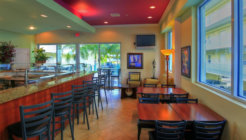 Imagen del bar/restaurante del Aparthotel Sunset Vistas Two Bedroom Beachfront Suites. Foto 2