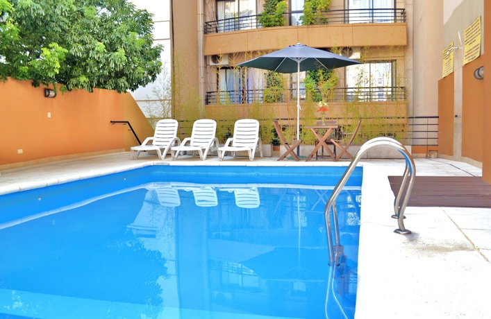 Imagen de la piscina del Aparthotel Sures Belgrano Suites. Foto 13
