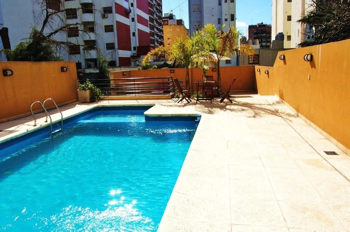 Imagen de la piscina del Aparthotel Sures Belgrano Suites. Foto 14