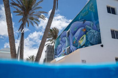 Imagen de los exteriores del Aparthotel Surfing Colors Corralejo. Foto 12
