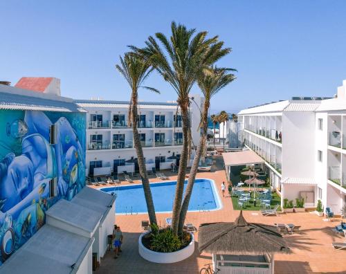 Imagen de los exteriores del Aparthotel Surfing Colors Corralejo. Foto 13