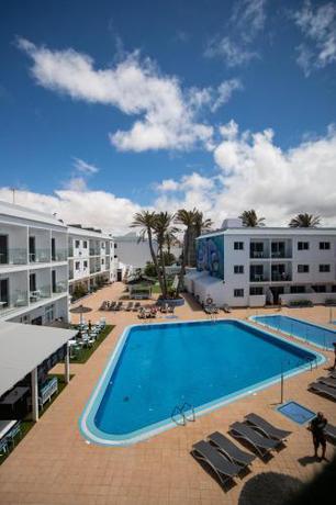 Imagen de la piscina del Aparthotel Surfing Colors Corralejo. Foto 17