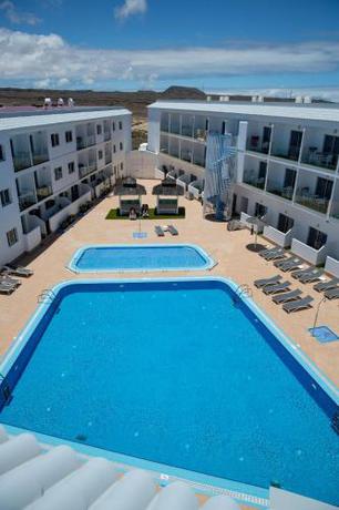 Imagen de la piscina del Aparthotel Surfing Colors Corralejo. Foto 18
