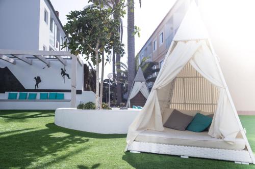 Imagen de los exteriores del Aparthotel Surfing Colors Corralejo. Foto 15