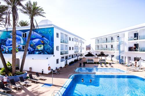 Imagen de la piscina del Aparthotel Surfing Colors Corralejo. Foto 19