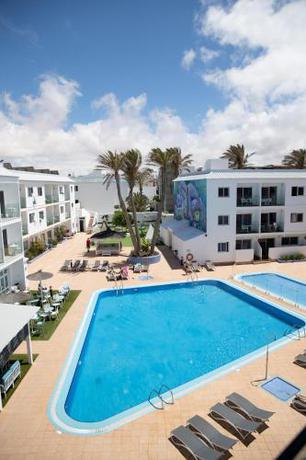 Imagen de la piscina del Aparthotel Surfing Colors Corralejo. Foto 20