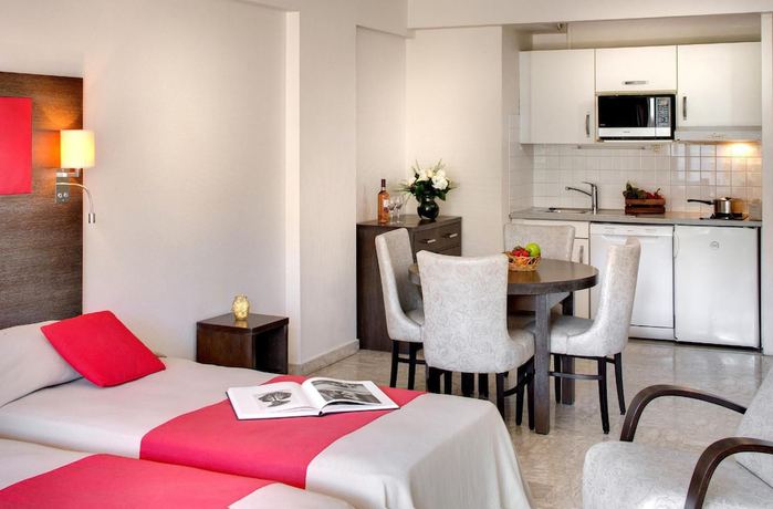 Imagen de la habitación del Aparthotel The Originals R&eacute;sidence, Les Str&eacute;litzias, Antibes Juan-Les-Pins. Foto 14