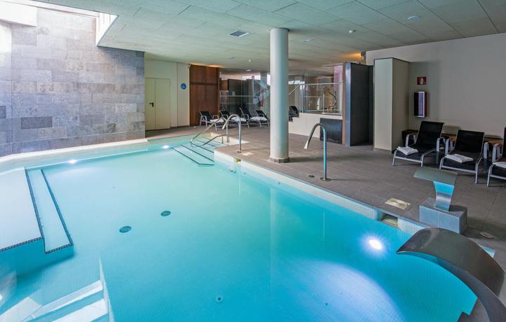 Imagen de la piscina del Aparthotel Trainera, Esterri d'&Aacute;neu. Foto 10