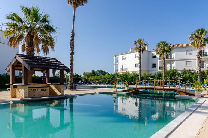 Imagen de la piscina del Aparthotel Turim Estrela do Vau. Foto 13