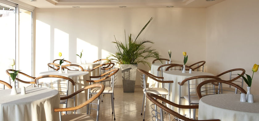 Imagen del bar/restaurante del Aparthotel Viaros. Foto 5