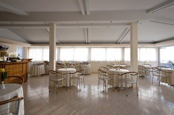 Imagen del bar/restaurante del Aparthotel Viaros. Foto 6