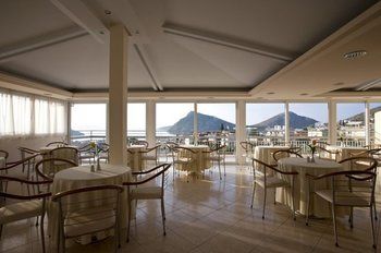 Imagen del bar/restaurante del Aparthotel Viaros. Foto 8