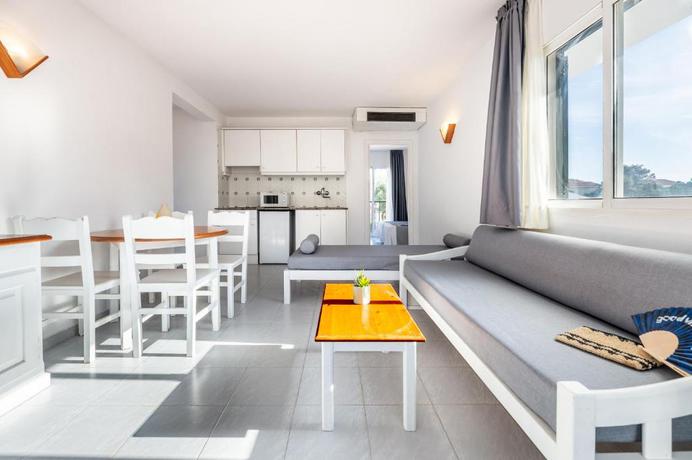 Imagen de la habitación del Aparthotel Vibra Caleta Playa. Foto 3