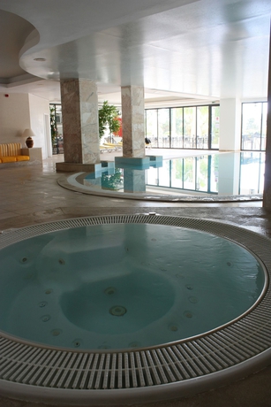 Imagen de la piscina del Aparthotel Vila Petra. Foto 9