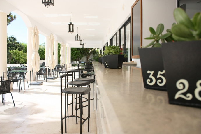 Imagen del bar/restaurante del Aparthotel Vila Petra. Foto 1