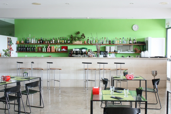 Imagen del bar/restaurante del Aparthotel Vila Petra. Foto 2