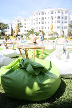 Imagen de la piscina del Aparthotel Vila Petra. Foto 11