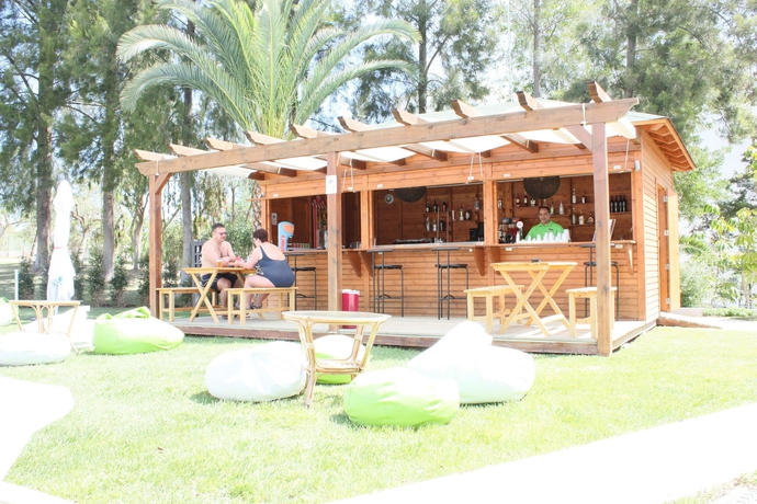 Imagen de la piscina del Aparthotel Vila Petra. Foto 12