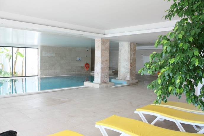 Imagen de la piscina del Aparthotel Vila Petra. Foto 13