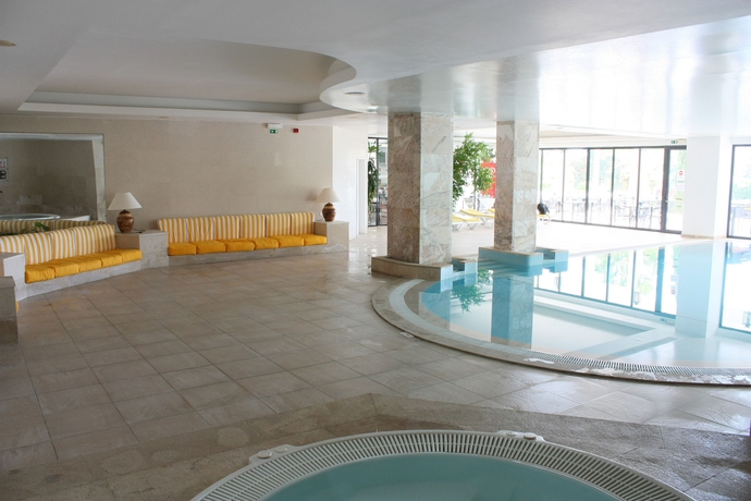 Imagen de la piscina del Aparthotel Vila Petra. Foto 14
