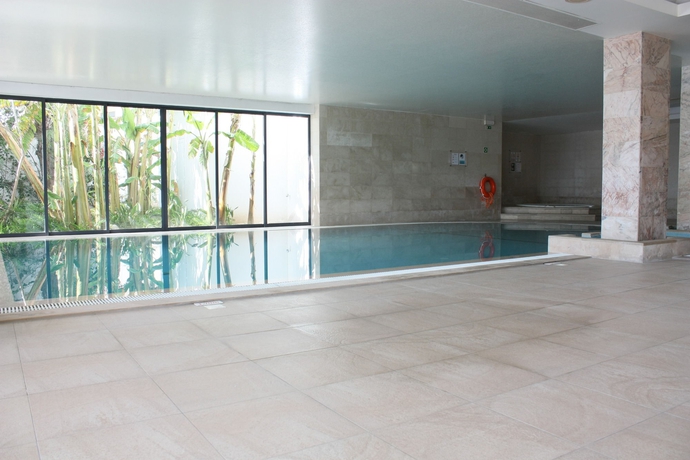 Imagen de la piscina del Aparthotel Vila Petra. Foto 15