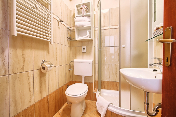 Imagen de la habitación del Aparthotel Villa Erna. Foto 6