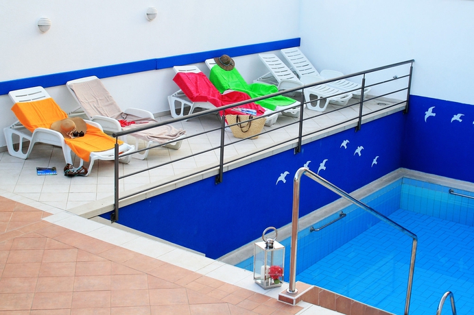 Imagen de la piscina del Aparthotel Villa Erna. Foto 16