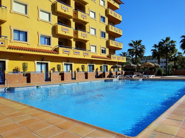 Imagen de la piscina del Aparthotel ViveMar. Foto 16