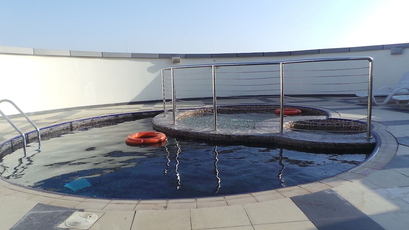 Imagen de la piscina del Aparthotel Xclusive Maples Hotel Apartment. Foto 19