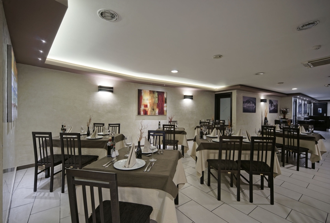 Imagen del bar/restaurante del Aparthotel Xemxija Bay. Foto 3