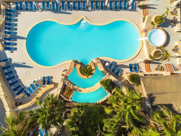Imagen de la piscina del Aparthotel Xemxija Bay. Foto 13