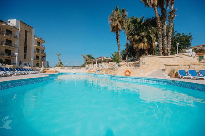 Imagen de la piscina del Aparthotel Xemxija Bay. Foto 14