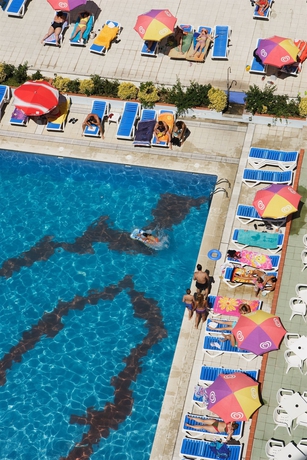 Imagen de la piscina del Aparthotel Xon's Platja. Foto 14