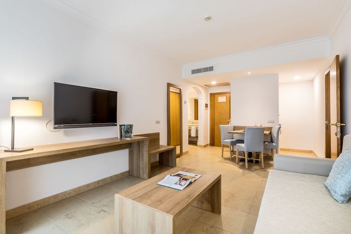 Imagen de la habitación del Aparthotel Zafiro Mallorca. Foto 22