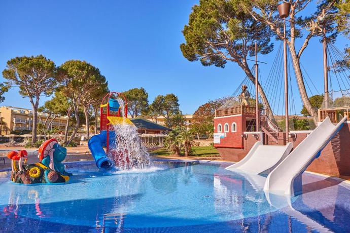 Imagen de la piscina del Aparthotel Zafiro Mallorca. Foto 33