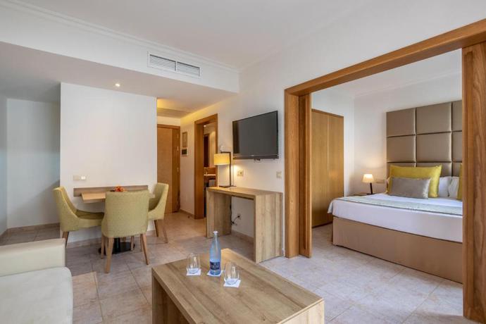 Imagen de la habitación del Aparthotel Zafiro Menorca. Foto 3