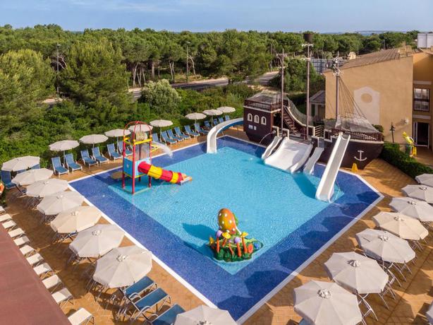 Imagen de la piscina del Aparthotel Zafiro Menorca. Foto 9