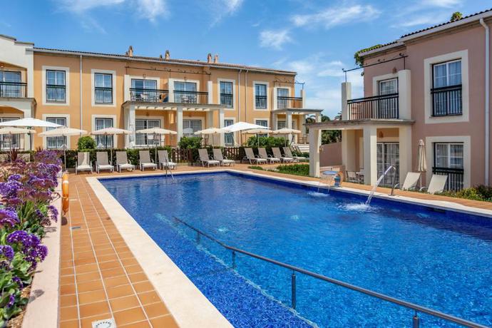 Imagen de la piscina del Aparthotel Zafiro Menorca. Foto 10