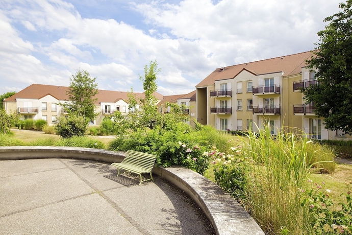 Imagen de los exteriores del Aparthotel Zenitude H&ocirc;tel R&eacute;sidences Roissy Village. Foto 17