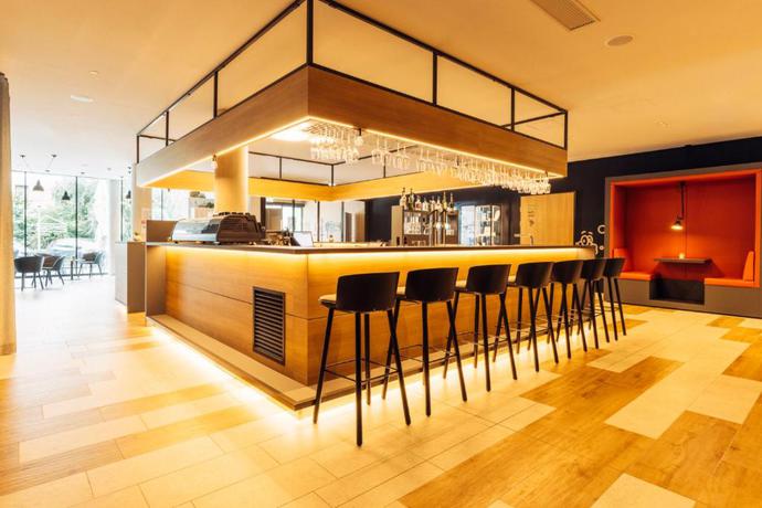 Imagen del bar/restaurante del Aparthotel harry&rsquo;s home. Foto 2