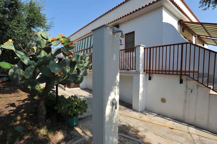 Imagen de los exteriores del B&B Bandb Lido Dei Pini. Foto 11