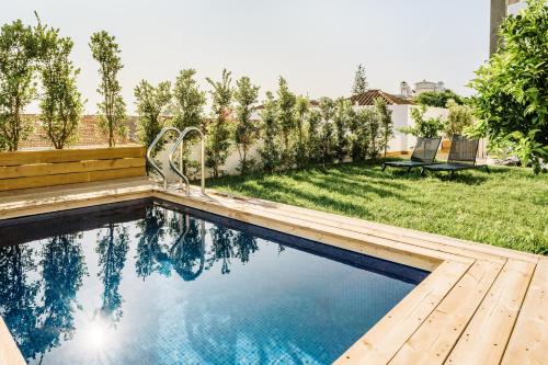 Imagen de la piscina del B&B Col&eacute;gio Charm House. Foto 19