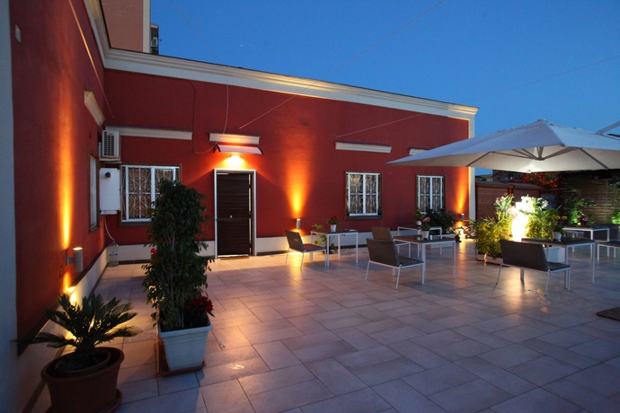 Imagen de los exteriores del B&B Golden Mile Bed & Breakfast. Foto 7