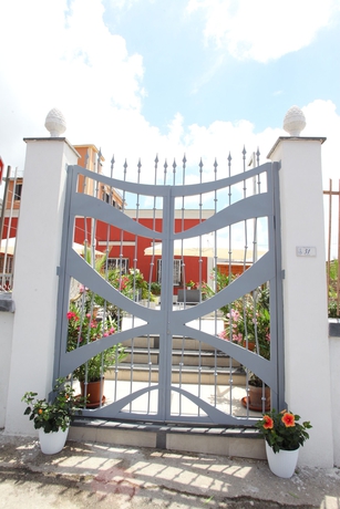 Imagen de los exteriores del B&B Golden Mile Bed & Breakfast. Foto 13
