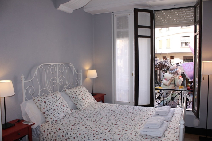 Imagen de la habitación del B&B Hi Valencia Cánovas. Foto 15