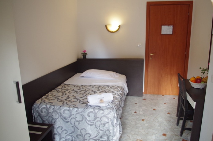 Imagen de la habitación del B&B Hotel Euro Inn. Foto 12