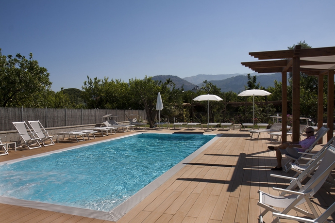 Imagen de la piscina del B&B Il Roseto Resort. Foto 15